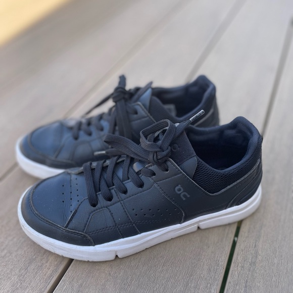 ON Sneakers- THE ROGER CLUBHOUSE BLACK WHITE WOMEN'S - Picture 1 of 5